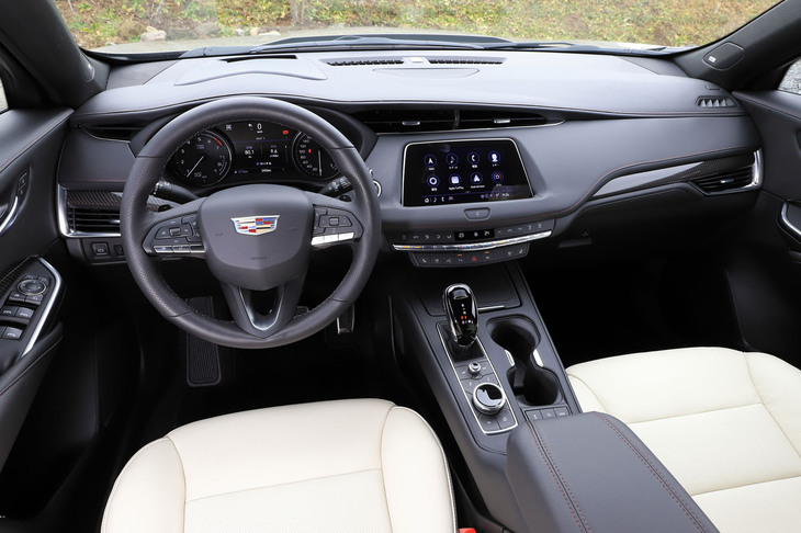 内装色には、外装のイメージに合わせて「ライトウィート／ジェットブラック／レッドアクセント」を採用。シートは純白ではなく明るいベージュで、ハイコントラストでありながら、落ち着きを感じさせる車内空間を演出している。