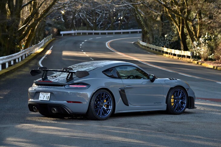 【ポルシェ718ケイマンGT4 RSのスペック】
	ボディーサイズ：全長×全幅×全高＝4456×1822×1267mm／ホイールベース：2482mm／車重：1415kg／駆動方式：MR／エンジン：4リッター水平対向6 DOHC 24バルブ／トランスミッション：7段AT／最高出力：500PS（368kW）/8400rpm／最大トルク：450N・m（45.9kgf・m）/6750rpmタイヤ：（前）245/35ZR20 95Y XL／（後）295/30ZR20 101Y XL（ミシュラン・パイロットスポーツ カップ2）／燃費：13.2リッター/100km（約7.6km/リッター、WLTPモード）／価格：1878万円
	
	【取材時の燃費データ】
	テスト距離：276.9km（市街地2：高速道路5：山岳路3）／使用燃料：42.3リッター（ハイオクガソリン）／参考燃費：6.5km/リッター（満タン法）／7.6km/リッター（車載燃費計計測値）