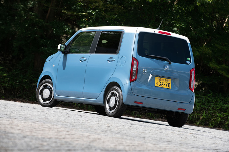 標準車は9種類、「カスタム」は7種類という豊富なボディーカラーも魅力。一部のボディーカラーには、ルーフを別色で塗り分けたツートンも用意されている。