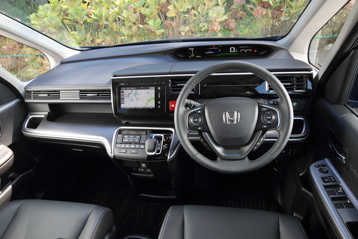 インテリアでは、パワーフローの表示が追加されたメーターと、専用のシフトセレクターがハイブリッド車の特徴。