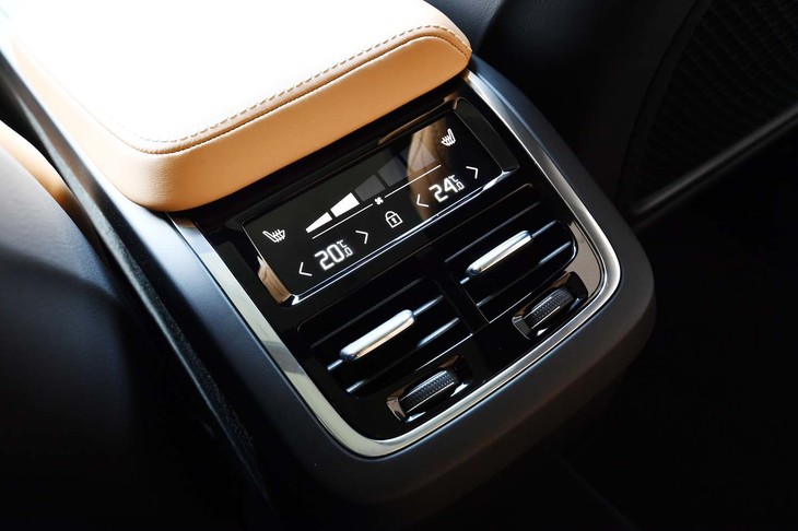 タッチパネル式の後席用空調スイッチ。下方にはUSBのコネクターもレイアウトされている。