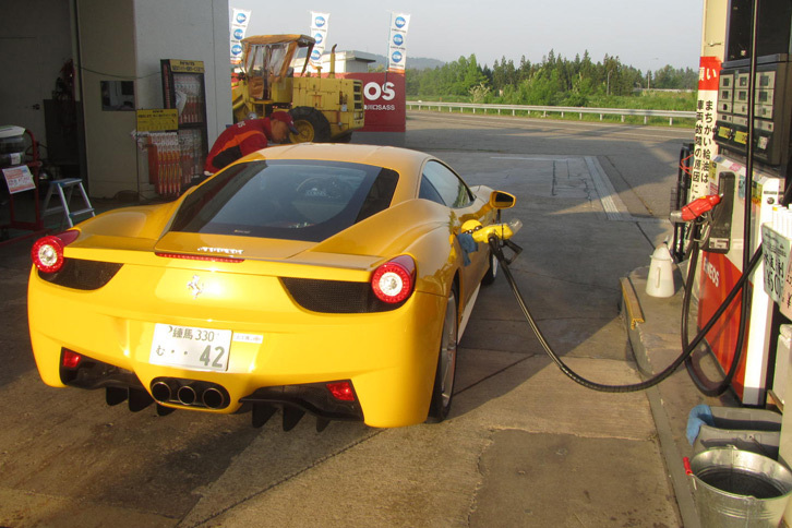 「フェラーリ458イタリア」の燃費は、ゆっくり流しても5.3km/リッター。
