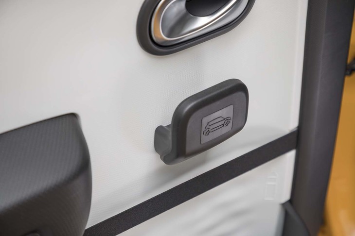 「トゥインゴ」のサイドビューをかたどった、リアドアの室内側ノブ。遊び心が感じられる。