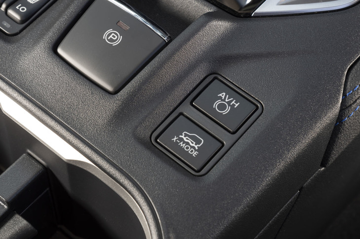 操作系では、スイッチ類の“わかりづらさ”が玉にきず。レイアウトはよいのだが、「AVH」や「SVM」と書かれているだけでは、何の機能か理解しづらいだろう。