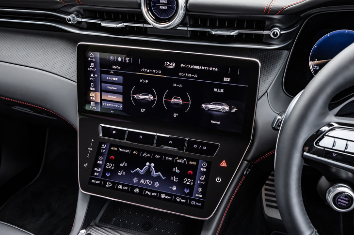 12.3インチと8.8インチのタッチ式液晶パネルを組み合わせたセンターディスプレイに、車両設定やカーナビ、エアコン、オーディオ、各種アプリなどの操作を集約。シフトセレクタースイッチは2枚の画面の間に配置される。