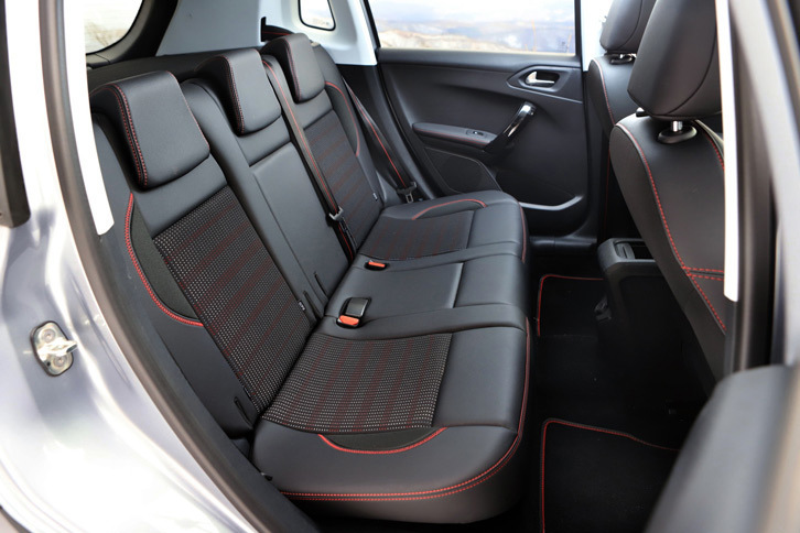 リアシートはベンチタイプの3人乗り。6：4の分割可倒機構が備わっており、格納時にはシートバックが水平に、荷室床面と同じ高さになるように設計されている。