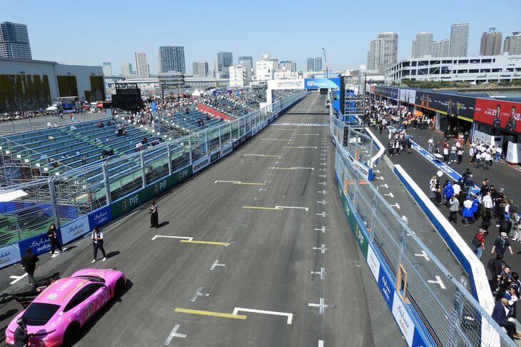 橋を渡ってホームストレートの向かい側へ。それにしても、このコースの近さ、そして狭さよ！ この至近距離でフォーミュラカーがかっ飛んでいくのを見ると思うと……。