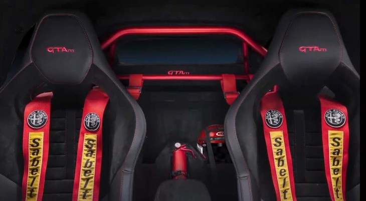 サーキットでの走行を強く意識した「ジュリアGTAm」では、後席が省かれる。6点式シートベルト付きのスポーツシートやロールバーは同モデルならではの装備。