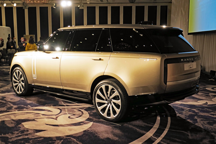 新型レンジローバー オートバイオグラフィーD300