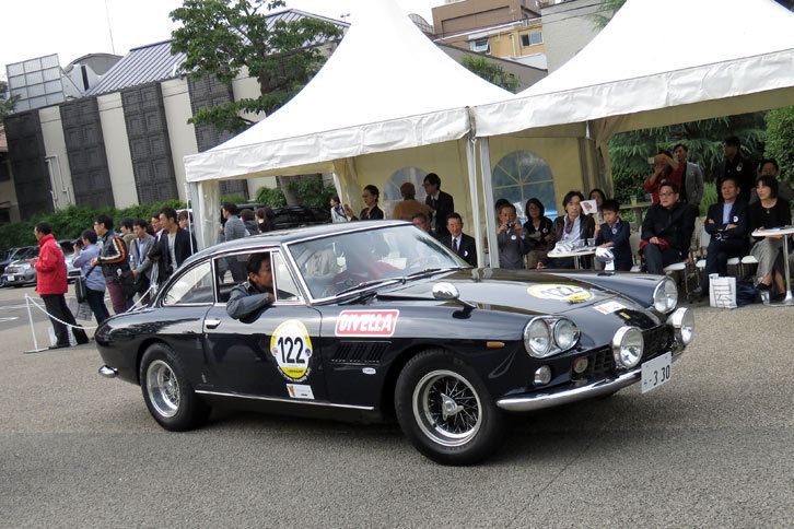 1964年式「フェラーリ330GT 2＋2」。「250GT 2＋2」の後継として1964年に登場した、4座のフェラーリである。個人的には「4灯のヘッドランプがカッコイイ」と思ったのだが、当時はこれが不評で、翌年のパリサロンでオーソドックスな2灯式に改められたのだとか。