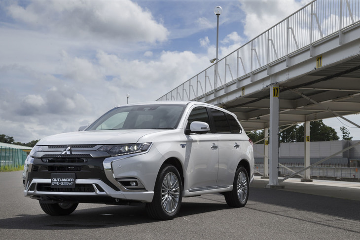 搭載エンジンの排気量拡大など、大規模な改良を受けた「三菱アウトランダーPHEV」。今回は千葉県にあるサーキット、袖ヶ浦フォレストレースウェイでプロトタイプモデルに試乗した。