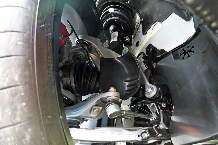 フロントの足まわりには先々代の「FK2」型から採用される「デュアルアクシスストラットサスペンション」を踏襲。265幅のタイヤに合わせてジオメトリーを変更するとともに、ナックルやダンパーフォーク、ロアアームの剛性を最適化。先代比でキャンバー剛性を16％向上させた。（写真：webCG）