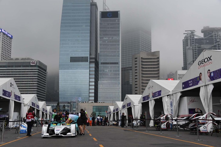 各チームのピットも当然、ストリートの一角に設置。テントを利用した簡易ガレージながら、作業エリアやエンジニアルーム、パーツストックヤードなどは十分な広さが確保されている。