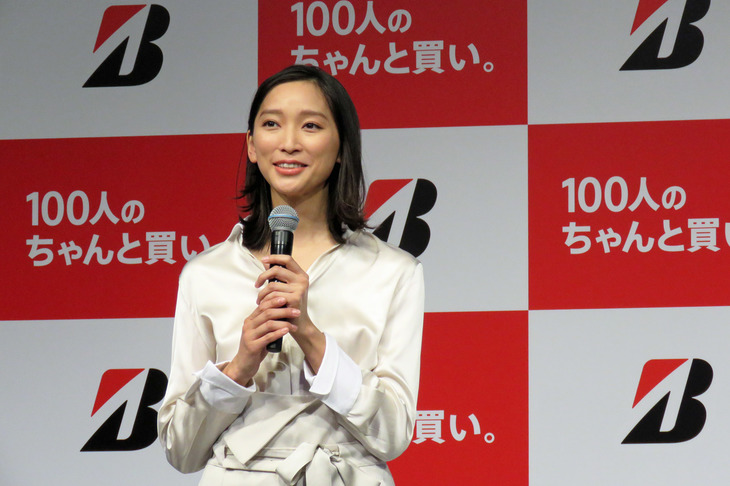 杏さんも多数のタイヤが並べられたスタジオの雰囲気に驚いたとのこと。いわく「まるでモダンアート。美術館や博物館に来たみたい」。また、やはり撮影の合間にブリヂストンの関係者から話を聞き、「（タイヤ）ひとつひとつ表情というか個性が違って、本当に奥深い世界なんだなあと感じることができた」という。