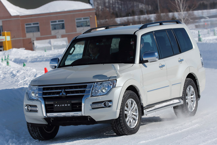 機械式のセンターデフロックや副変速機などを備えた本格クロカン車の「パジェロ」。エンジンには3リッターV6ガソリンと3.2リッター直4ディーゼルターボが用意されている。