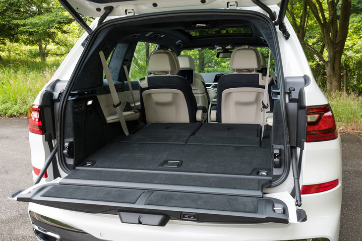 「X7」の荷室。2、3列目シートの展開／格納や、車高の低下などはワンタッチで操作可能。ボタンひとつで積載スペースを最大化したり、逆に“フル乗車”の状態にシートを戻す機能も備わっている。