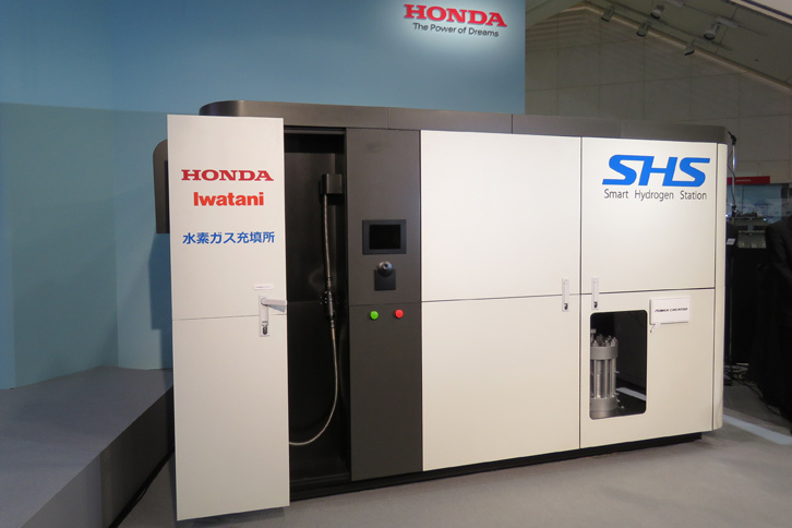 ホンダが岩谷産業と共同開発した「スマート水素ステーション」。水素の生成からクルマへの充てんまでの機能をコンパクトにまとめたもので、簡単な配管作業だけで水素ステーションの設置が可能となる。