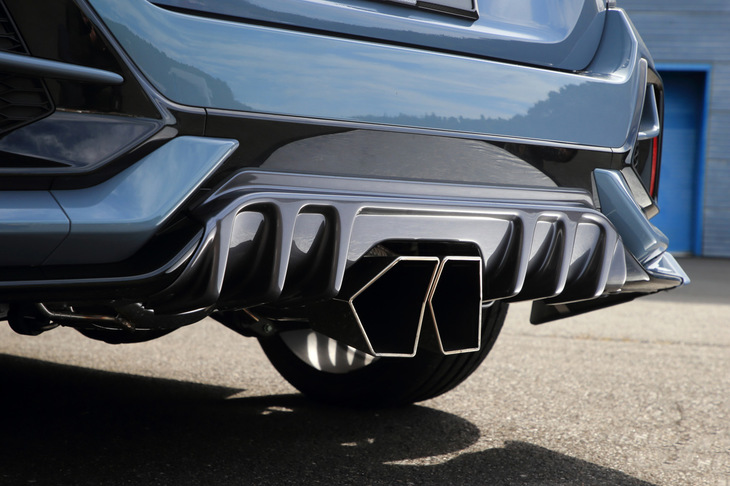 排気効率の向上と軽量化を実現する、オールステンレス製のスポーツエキゾースト。特徴的なテールパイプの形状は、航空機のジェットノズルを参考にしたという。