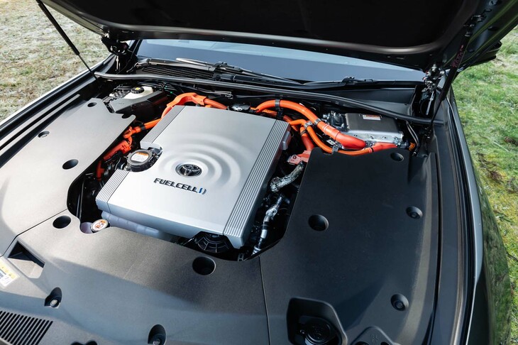 燃料電池システムはフロントに搭載。シルバーの四角いカバーの右側（写真向かって左）には、災害時などに用いる外部給電ポートが備わっており、水素が満充填の状態なら、一般家庭にして約4日分の電気を供給できる。