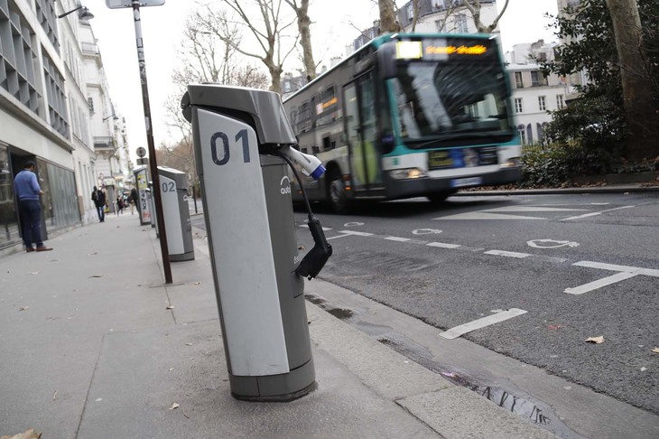 シェアリングEV「オトリブ」は2018年に廃止されたが、後継サービスのために充電ポールが残されている。