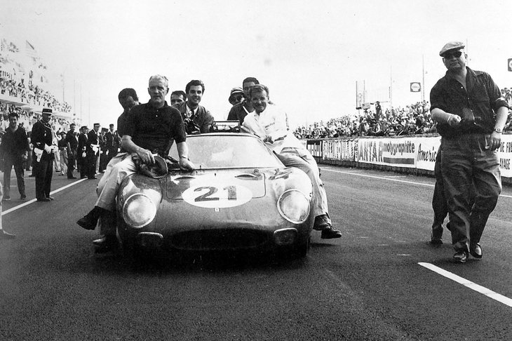 フォードとフェラーリの戦いは過去に例のないハイペースなものとなり、ワークスチームの「フォードGT40」「フェラーリ330P2」は速さに耐えきれず全滅。勝ったのはNART（ノースアメリカンレーシングチーム）の「フェラーリ250LM」だった。