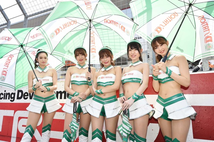 ホワイトとグリーンのコスチュームに身を包んだD'station Racingチームのレースクイーン5人は、D'stationフレッシュエンジェルズと呼ばれている。