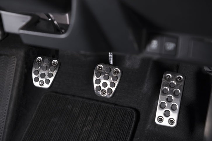 ステンレス製のABCペダルは、ヒール・アンド・トウのしやすさを考慮してレイアウトされている。