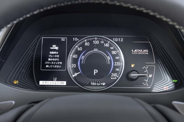 中央に大きな速度計をレイアウトした「UX300e」専用のメーターパネル。速度計の盤面はフル液晶表示となっており、残りの航続可能距離が大きく表示される。