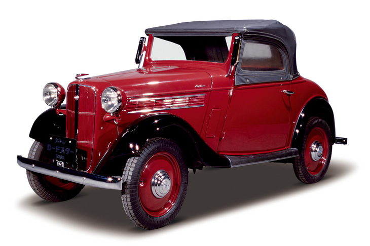 ダットサンは、1935年にエンジンの高出力化を図った14型に、1936年にややサイズを拡大した15型に発展。戦前の日本を代表する小型車となっていった。