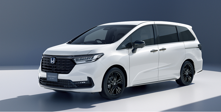 1994年発売の「ホンダ・オデッセイ」（写真は現行の5代目）は、低ルーフミニバンの先駆けとして大ヒット。ただし、現在ではそのルーフの低さがかえってアダになり、ちょっと存在感が希薄になりつつある。