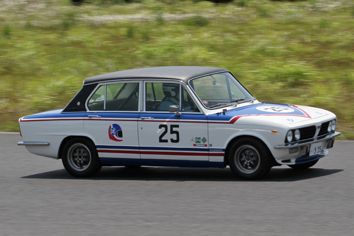 RACメモリアルランと題されたヒストリックカーパレードに出走した、日本では珍しい1975年「トライアンフ・ドロマイト」。