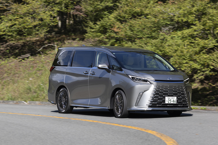 最新モデルでは静粛性アップを目的とした改良を実施。リアまわりの制振材と吸音材の採用範囲と使用量を拡大している。