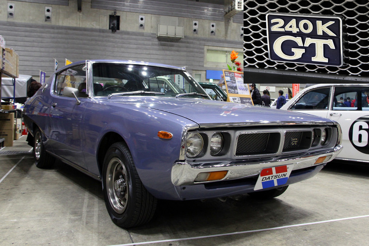 「ダットサン240K GT」。通称“ケンメリ”こと4代目スカイラインのハードトップGTの輸出仕様で、オーストラリアから逆輸入された。エンジンはシングルキャブ仕様の2.4リッター直6 SOHCのL24を積む。