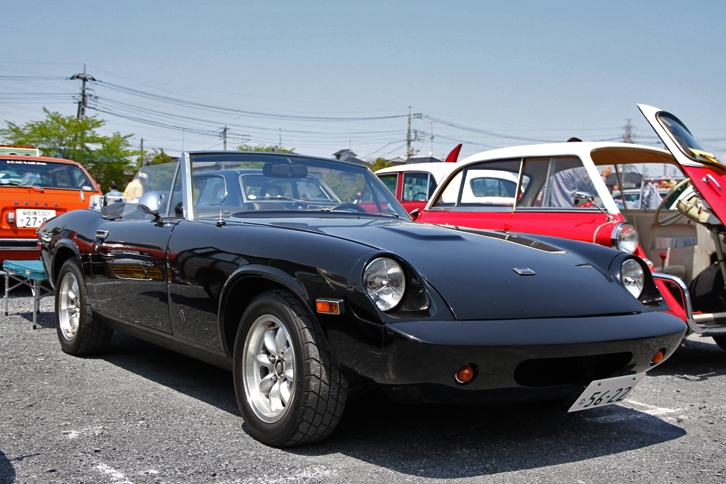 1974年「ジェンセン・ヒーレー」。「オースチン・ヒーレー」の生みの親であるヒーレー親子が、英国製オープンスポーツの衰退期だった70年代に送り出したオープン2座スポーツ。ロータス製2リッター直4 DOHCエンジンを積む。