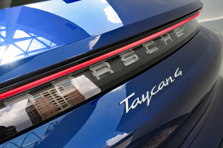 ポルシェ・タイカン4クロスツーリスモ（リアコンビランプ）
