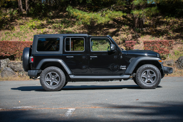 4ドアモデル「アンリミテッド」のボディーサイズは全長×全幅×全高＝4870×1895×1845mmで、ホイールベースは3010mm。従来型と比べると全長が165mm、全幅が15mm、ホイールベースが65mm、それぞれ拡大している（全高は同じ）。