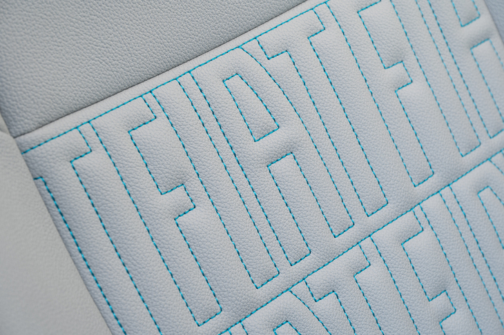 シートバックにはブルーのステッチで「FIAT」のモノグラムがあしらわれている。