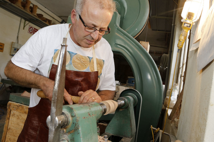 フィリッポさんの工房でコルツェッティの木型製作を見る。まずはブナ材を円筒形に成形する。