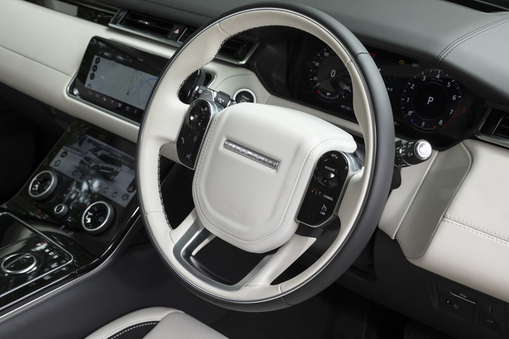 本革巻きのステアリングホイール。スポーク部には、オーディオやクルーズコントロール機能の操作スイッチが備わる。