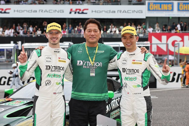 写真左から、D'station Racingのチャーリー・ファグ、“ハマの大魔神”こと佐々木主浩総監督、藤井誠暢。