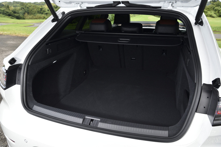 荷室容量は後席使用時で565リッター（VDA計測値）。キーを持った人の足の動きで作動する挟み込み防止機能・イージーオープン＆クローズ機能付き「オートマチックテールゲート」が標準装備される。