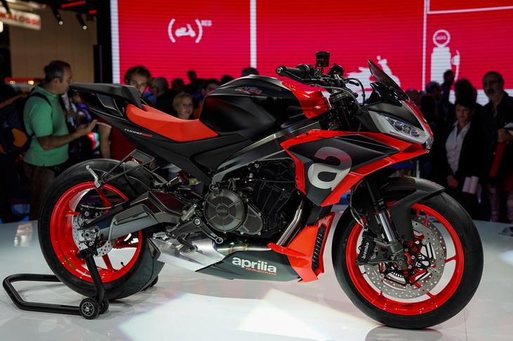 2018年のEICMAで発表された、並列2気筒エンジン搭載のコンセプトモデル「RS660コンセプト」のプラットフォームを使用した新たなコンセプトモデル、それが「アプリリア・トゥオーノ660コンセプト」。トゥオーノはアップハンドルを持つアプリリア独自のスポーツモデルの呼び名で、このコンセプトはすぐにでも市販化できそうなほど完成度が高い。