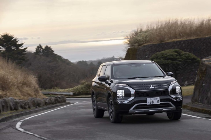 【三菱アウトランダーのスペック】
	ボディーサイズ：全長×全幅×全高＝4710×1860×1745mm／ホイールベース：2705mm／車重：2110kg／駆動方式：4WD／エンジン：2.4リッター直4 DOHC 16バルブ／フロントモーター：交流同期電動機／リアモーター：交流同期電動機／エンジン最高出力：133PS（98kW）/5000rpm／エンジン最大トルク：195N・m（19.9kgf・m）/4300rpm／フロントモーター最高出力：116PS（85kW）／フロントモーター最大トルク：255N・m（26.0kgf・m）／リアモーター最高出力：136PS（100kW）／リアモーター最大トルク：195N・m（19.9kgf・m）／タイヤ：（前）255/45R20 101W M＋S（後）255/45R20 101W M＋S／（ブリヂストン・エコピアH/L422プラス）／ハイブリッド燃焼消費率：16.2km/リッター（WLTCモード）／充電電力使用時走行距離：85km／EV走行換算距離：83km／交流電力量消費率：239Wh/km（WLTCモード）／価格：532万0700円
	
	【取材時の燃費データ】
	テスト距離：310.3km（市街地1：高速道路7：山岳路2）／使用燃料：34.6リッター（ハイオクガソリン）／参考燃費：8.9km/リッター（満タン法）／9.0km/リッター（車載燃費計計測値）