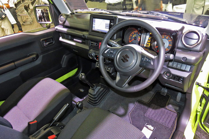 「ジムニーXC」のインストゥルメントパネルまわり。水平基調のダッシュボードのデザインは、クルマの傾きを認識する上でも重宝する。