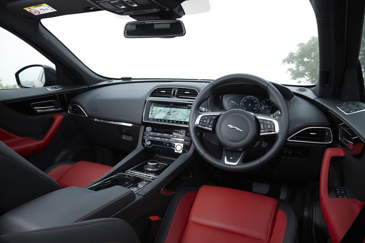 コックピットは、スポーツセダン「XE」に近いデザインが採用されている。写真は「35t Rスポーツ」のもの。