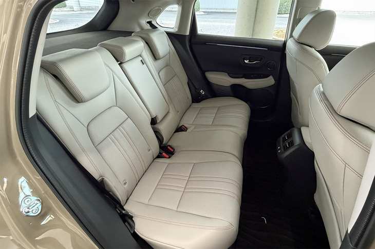 「ZR-V e：HEV Zクロスツーリング」のリアシート。シートにはオレンジのステッチが施される。