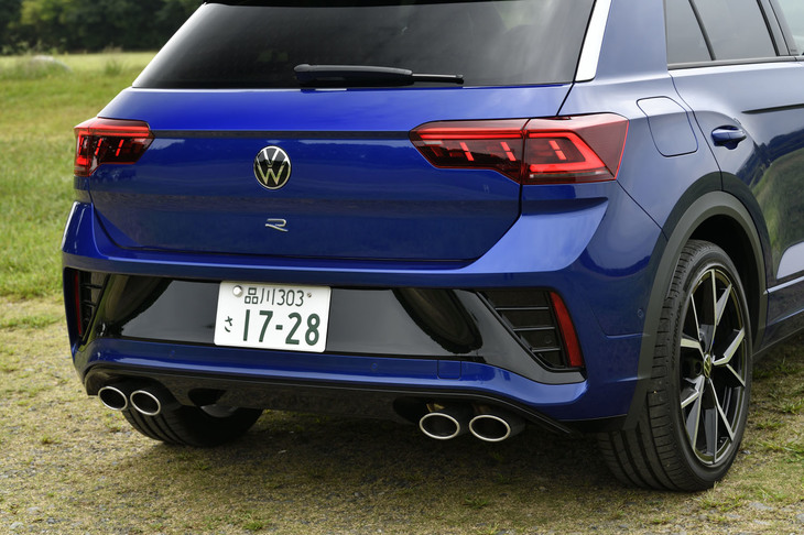 リアバンパーは、中央部がブラックとなる「TロックR」専用のアイテム。その下部の左右に、クロームのデュアルテールフィニッシャーが配置される。