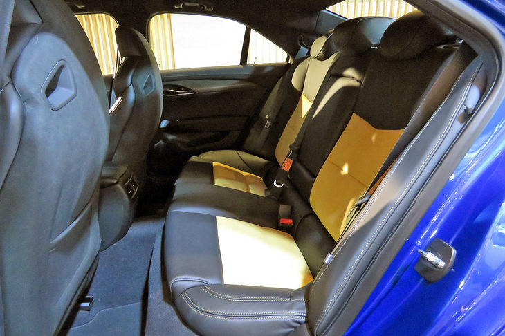 キャデラックATS-Vベクターブルースペシャル（リアシート）