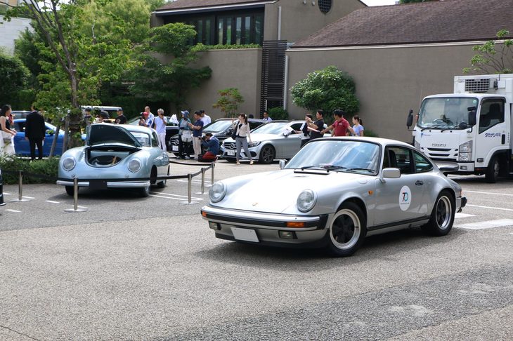 1989年「911ターボ」（930）。レースで培ったターボ技術を市販車に投入した930ターボはずば抜けた高性能と豪華装備を備えており、まさに“キング・オブ911”といえる存在だった。