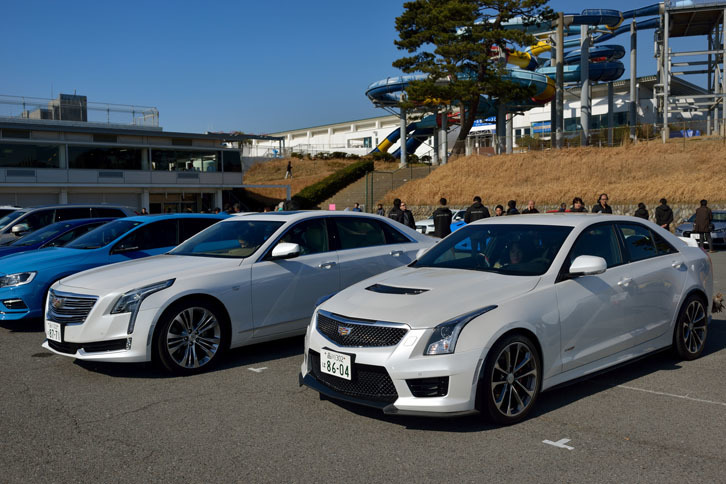JAIA試乗会場に並んだキャデラックの2台。写真奥がフラッグシップセダンの「CT6プラチナム」、手前が最高出力470psを誇る「ATS-V」。